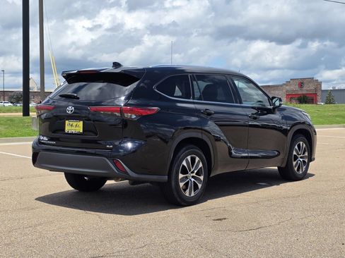 Used 2021 Toyota Highlander XLE FWD image 4