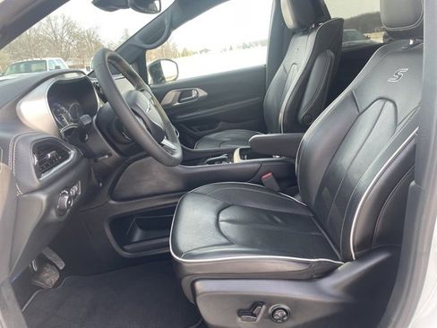 Used 2023 Chrysler Pacifica Limited w/ Uconnect Theater Family Group image 12