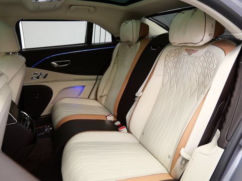 Used 2022 Bentley Flying Spur Plug-In Hybrid image 17