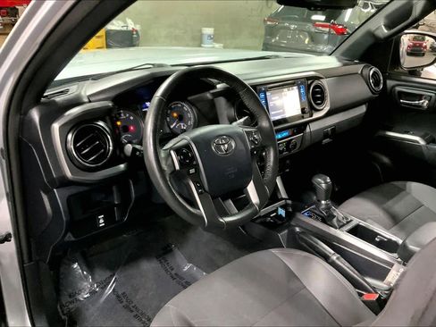 Certified 2017 Toyota Tacoma TRD Off-Road w/ Premium & Technology Package AWD/4WD image 18