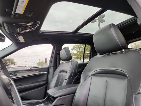 Used 2024 Jeep Grand Cherokee Limited w/ Black Appearance Package image 15