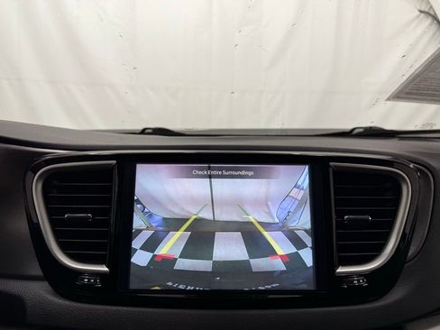 Used 2024 Chrysler Pacifica Touring-L image 35