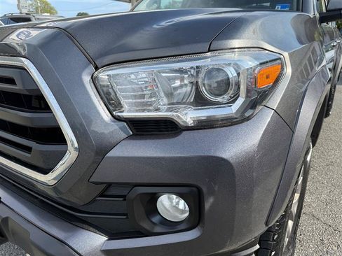 Used 2018 Toyota Tacoma SR5 AWD/4WD image 14
