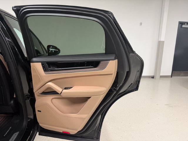 Certified 2026 Porsche Cayenne E-Hybrid Coupe AWD/4WD image 35