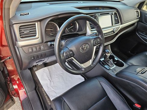 Used 2017 Toyota Highlander XLE image 9