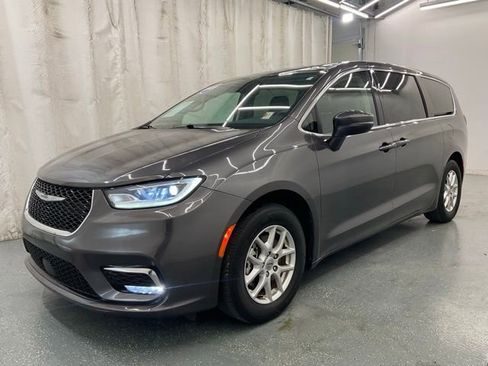 Used 2023 Chrysler Pacifica Touring-L FWD image 4