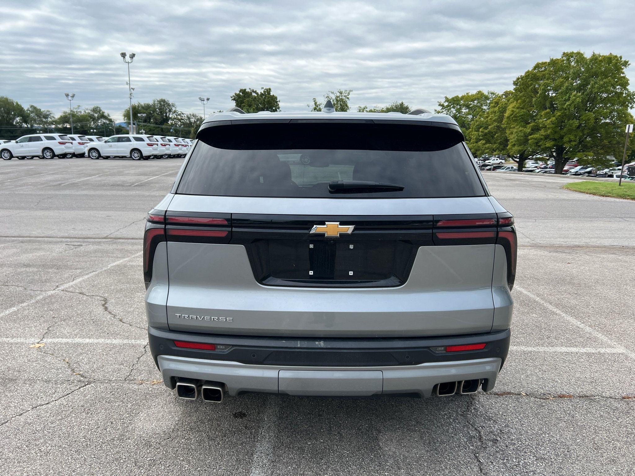Used 2025 Chevrolet Traverse LT FWD image 4