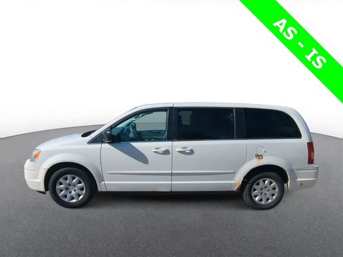 Used 2010 Chrysler Town & Country LX FWD image 5