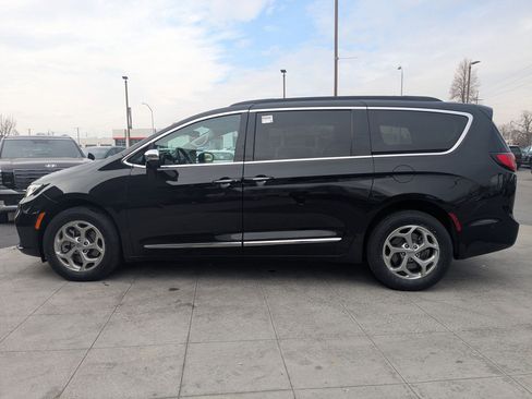 Used 2023 Chrysler Pacifica Limited w/ Uconnect Theater Family Group image 9