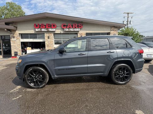 Used 2018 Jeep Grand Cherokee Altitude AWD/4WD image 4