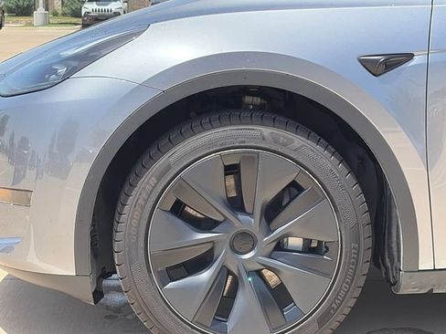 Used 2024 Tesla Model Y Long Range RWD image 5