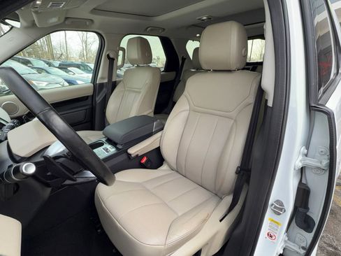 Used 2017 Land Rover Discovery SE image 18