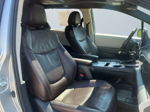 Used 2021 Toyota Sienna Platinum FWD image 16