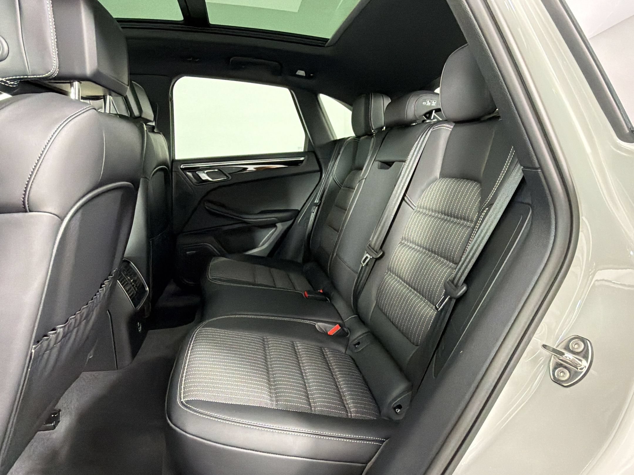 Certified 2026 Porsche Macan Turbo AWD/4WD image 18