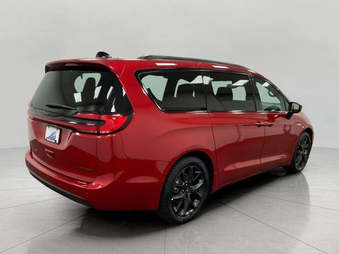 Used 2025 Chrysler Pacifica Limited FWD image 4