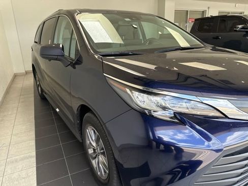 Certified 2023 Toyota Sienna XLE FWD image 5