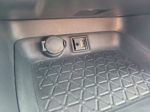 Used 2019 Toyota RAV4 XLE Premium image 34