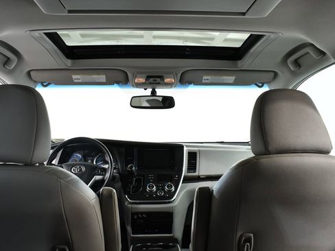 Used 2017 Toyota Sienna XLE Premium image 17