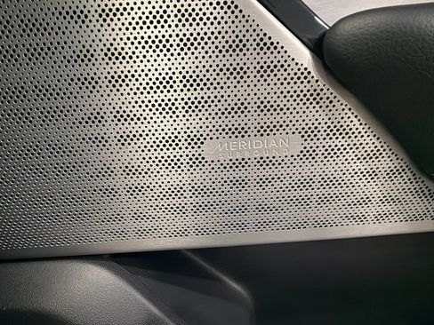 Used 2019 Land Rover Range Rover Velar R-Dynamic SE AWD/4WD image 34