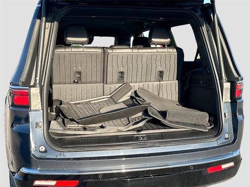 Used 2023 Jeep Wagoneer 4WD image 27