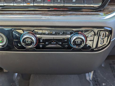 Used 2023 GMC Sierra 1500 Elevation image 24