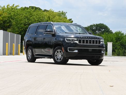 Used 2023 Jeep Wagoneer 4WD w/ Convenience Group I image 2