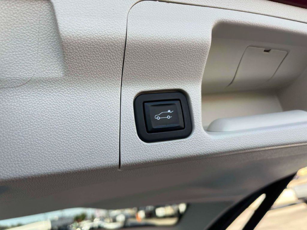 Certified 2020 GMC Acadia Denali w/ Technology Package FWD image 19