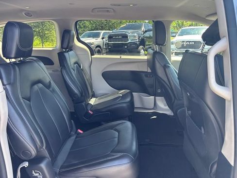 Used 2023 Chrysler Pacifica Touring-L FWD image 12