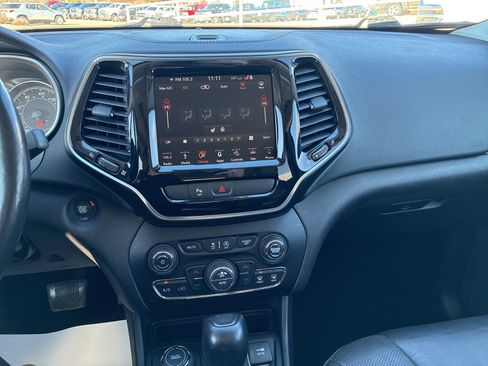 Used 2019 Jeep Cherokee Limited image 18