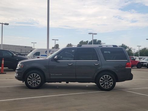 Used 2017 Lincoln Navigator Select RWD image 8