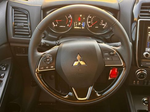 Used 2025 Mitsubishi Outlander Sport LE AWD/4WD image 18