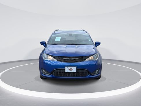 Used 2019 Chrysler Pacifica Touring-L w/ S Appearance Package FWD image 2