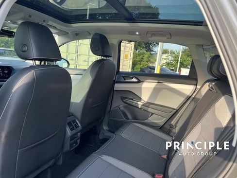 Used 2024 Volkswagen Taos SE w/ Panoramic Sunroof Package FWD image 28