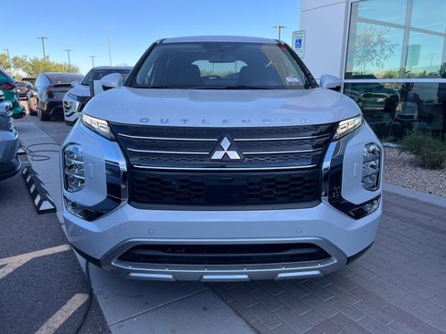 New 2025 Mitsubishi Outlander 4WD Plug-In Hybrid image 3
