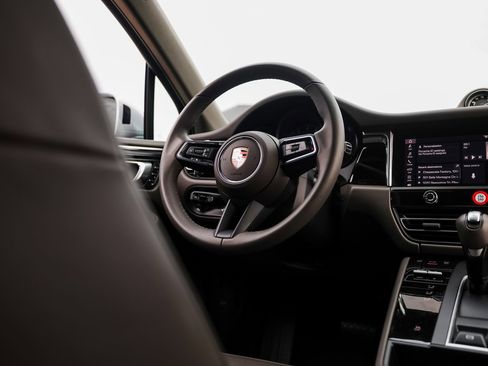 Certified 2025 Porsche Macan image 27