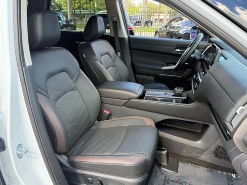 Used 2025 Nissan Pathfinder Platinum image 25