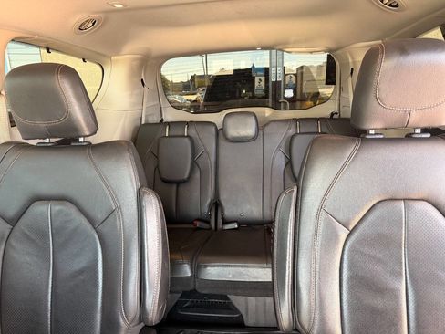 Used 2019 Chrysler Pacifica Touring-L image 35