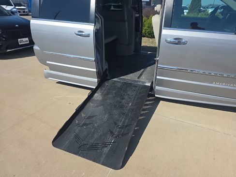 Used 2016 Chrysler Town & Country Touring w/ Driver Convenience Group image 45