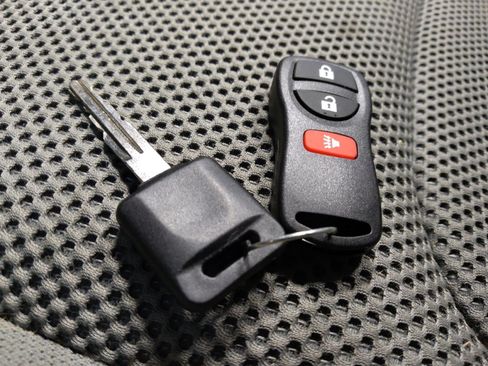 Used 2015 Nissan Frontier SV image 32