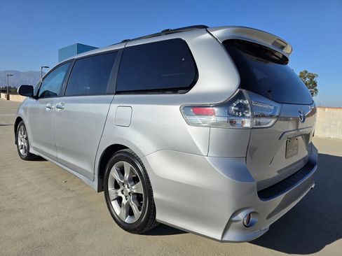 Used 2014 Toyota Sienna SE FWD image 10