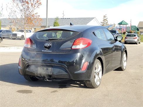 Used 2013 Hyundai Veloster w/ Tech Pkg image 4