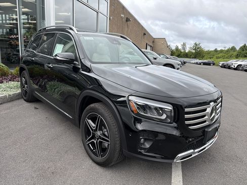 Used 2026 Mercedes-Benz GLB 250 4MATIC image 2