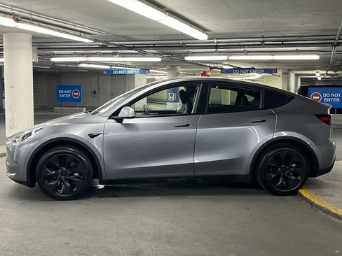 Used 2024 Tesla Model Y Long Range AWD/4WD image 29