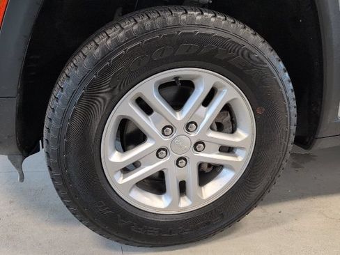 Used 2023 Jeep Grand Cherokee Laredo AWD/4WD image 9