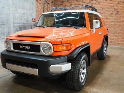 Used 2014 Toyota FJ Cruiser 4WD w/ Upgrade Package image 22