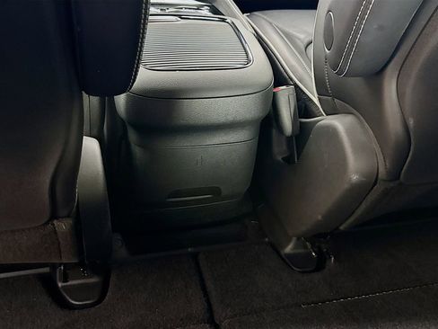 Used 2024 Chrysler Pacifica Limited w/ S Appearance Package image 30