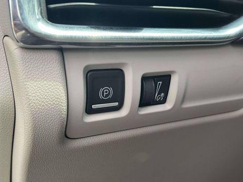 Used 2023 Cadillac XT4 Luxury w/ Cold Weather Package FWD image 21