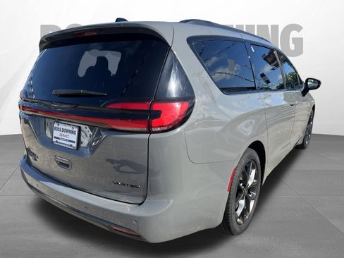 Used 2025 Chrysler Pacifica Limited FWD image 4