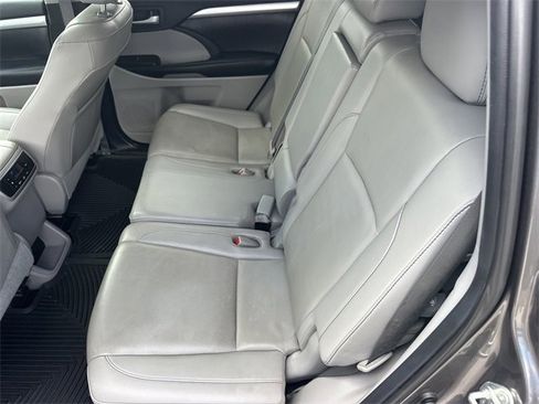 Used 2019 Toyota Highlander XLE image 16