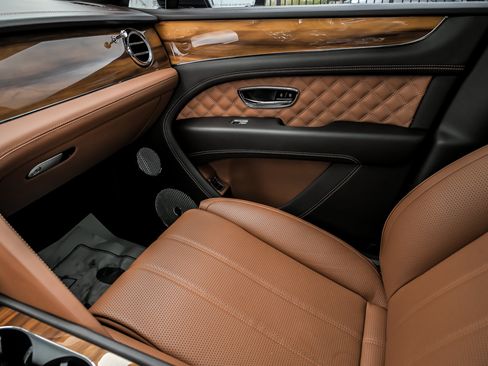 Used 2022 Bentley Bentayga AWD/4WD image 44
